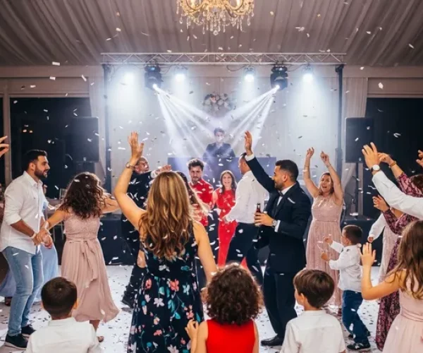 eventos okay People dancing at a lively wedding reception.