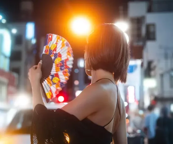 lifestyle-night-city-with-young-woman lifestyle-night-city-with-young-woman